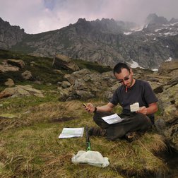 Collecte et élaboration des données, le malacologue Stefano Birindelli dans le Parco Alpi Marittime (F. Tomasinelli)