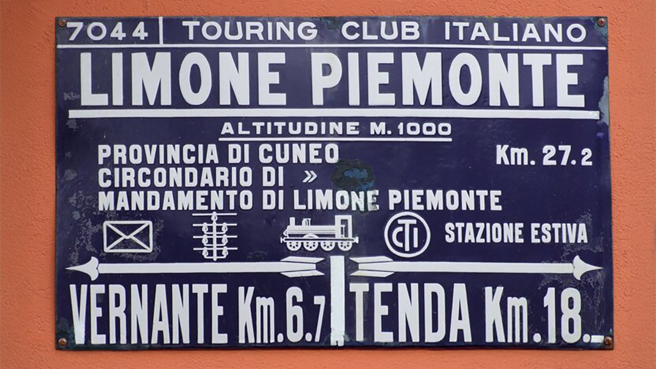 Il cartello della Stazione ferroviaria di Limone Piemonte. Autore G. Bernardi