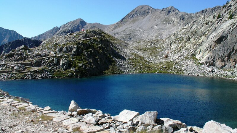 Il Lago di Fremamorta e il Colle omonimo sullo sfondo. Autore G. Bernardi