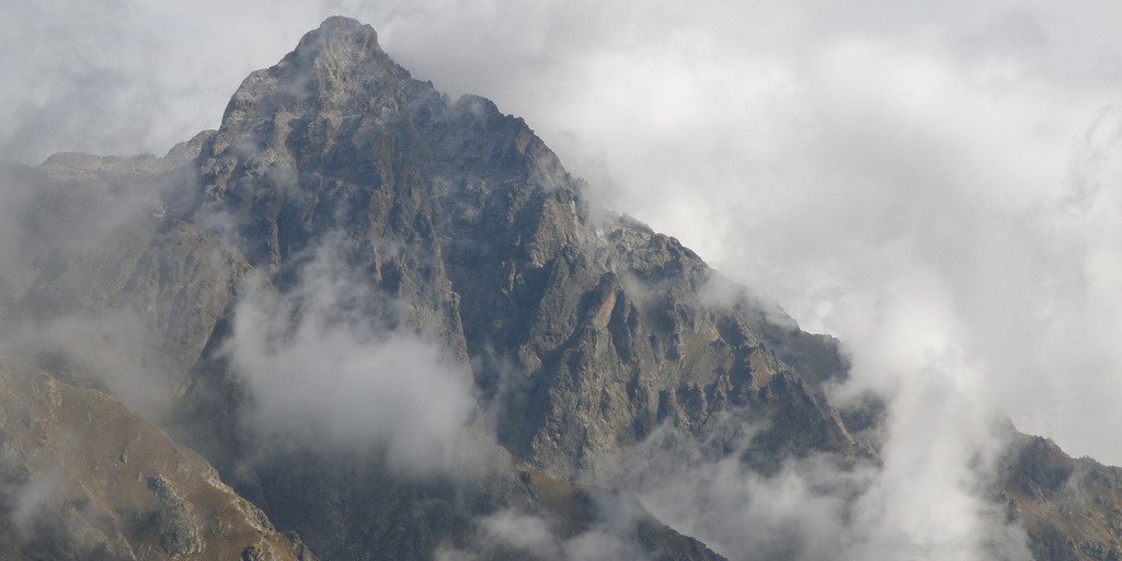 Le sommet du Mont Matto drapé de nuages (© Augusto Rivelli PNAM)