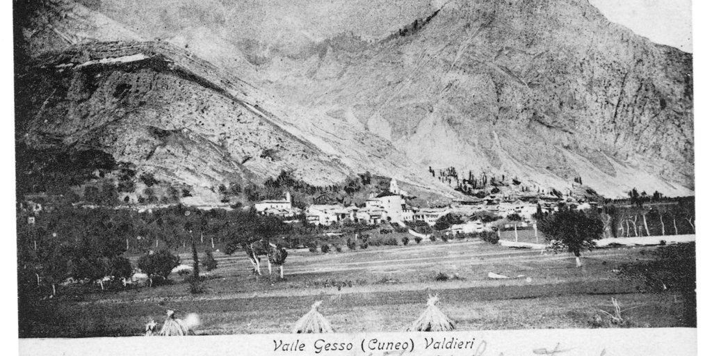 Vue sud-ouest du village de Valdieri sur une carte postale du début du 19ème siècle et d'aujourd'hui : notons l'abandon de l'activité agricole.  (© Archivio PNAM + SiTI)