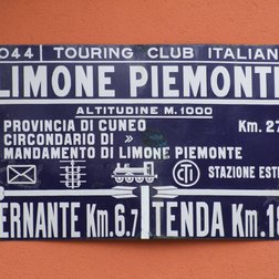 Vecchio cartello del TCI a Limone. Foto G. Bernardi.