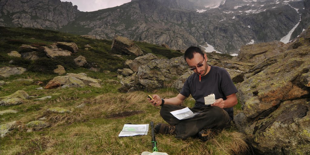 Collecte et élaboration des données. Sur la photo, le malacologue Stefano Birindelli dans le Parco Alpi Marittime. (F. Tomasinelli)