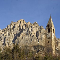 Mont Bersaio et le clocher de Saint-Barthélemy à Sambuco (PNAM)