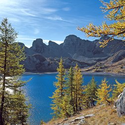 Le lac d'Allos au début de l'automne. Au fond, les Tours du lac en grès d'Annot (G. Lombart/PNM)