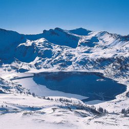 Le lac d'Allos en partie encore dégelé dans un paysage déjà hivernal (J.M. Culotta/PNM)